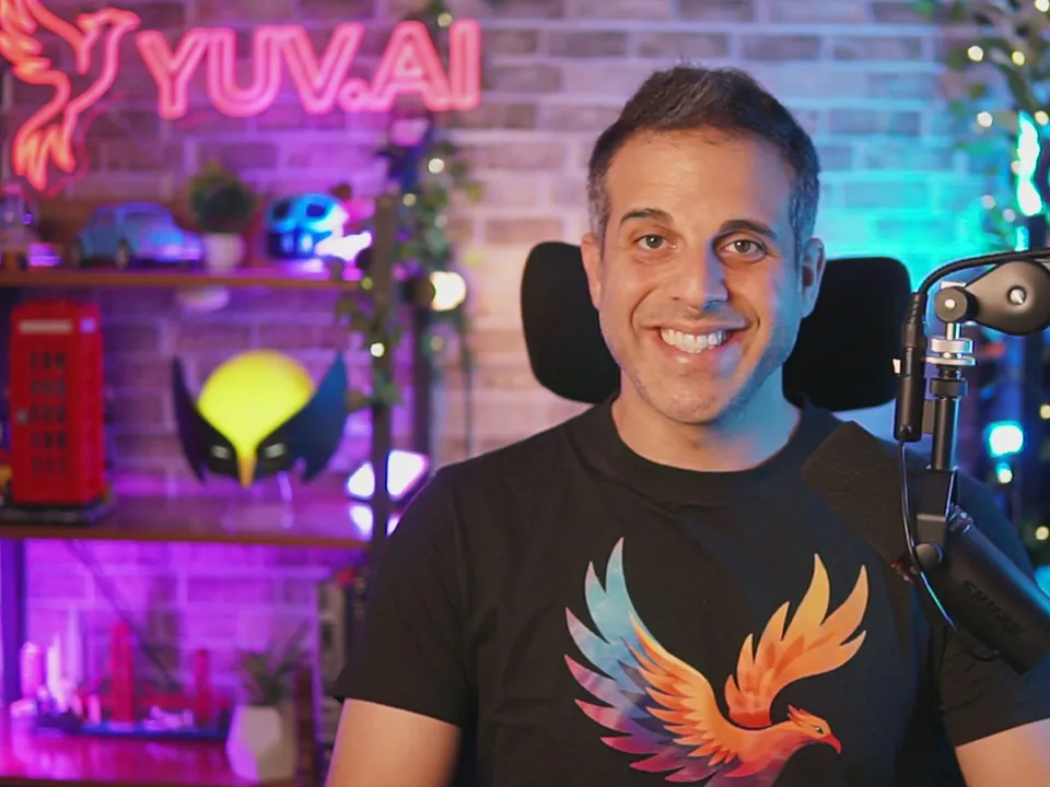 יובל אבידני בסטודיו של YUV.AI, עם שלט הניאון YUV.AI מאחוריו